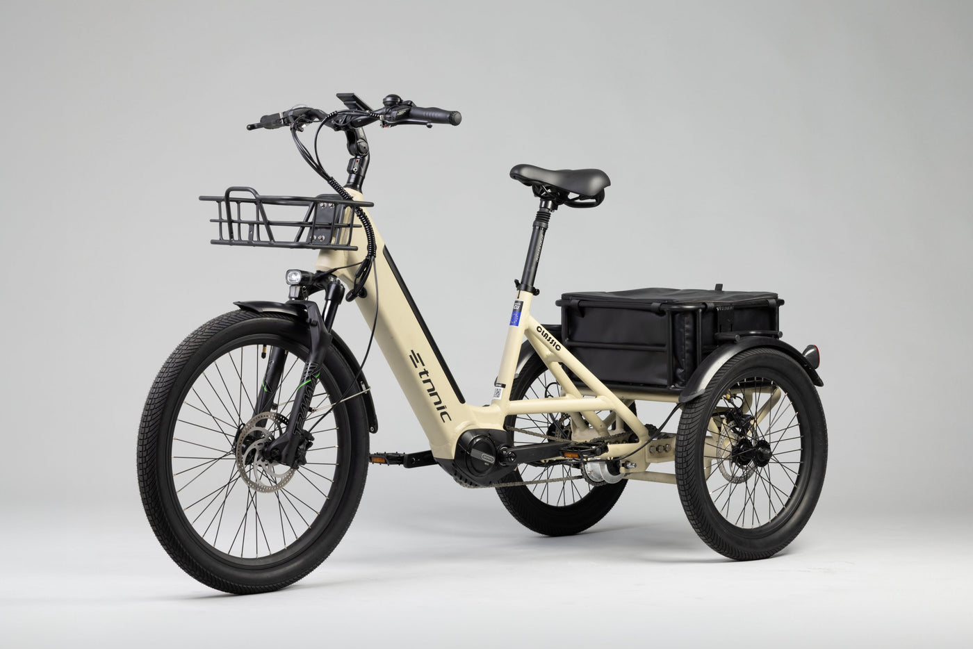 Triciclo eléctrico Etnnic Classic versión City con cubiertas lisas y cesta delantera