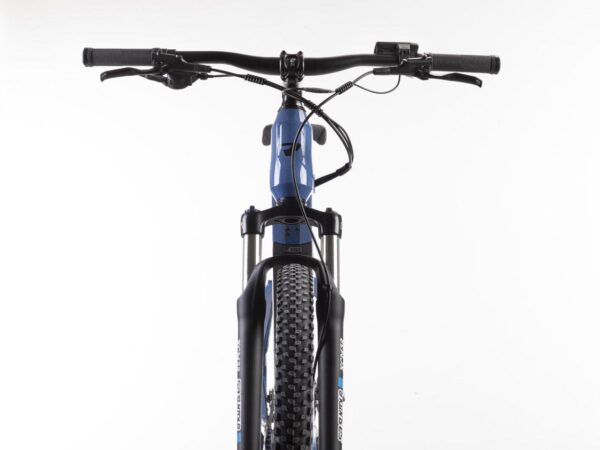 Vista frontal del manillar y la horquilla de la bicicleta eléctrica Conor KIRK azul