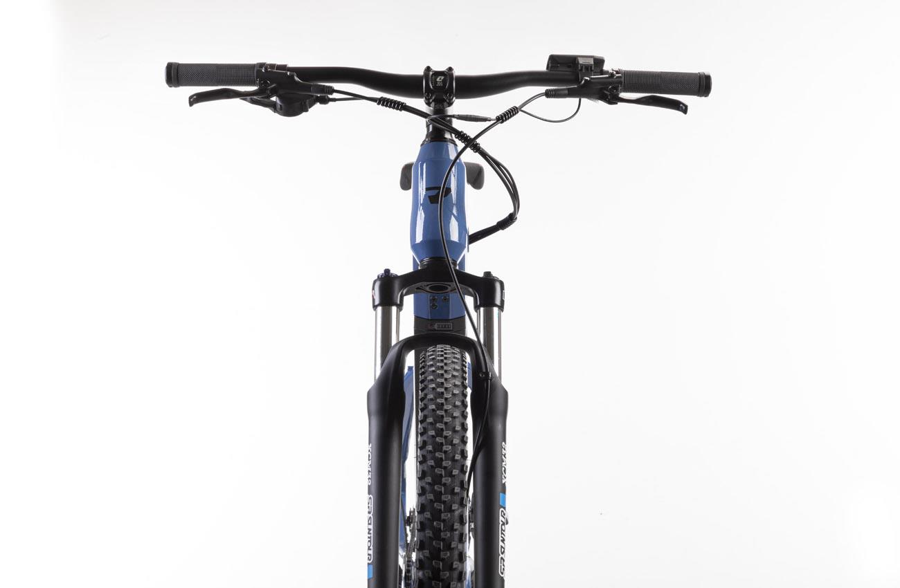 Vista frontal del manillar y la horquilla de la bicicleta eléctrica Conor KIRK azul