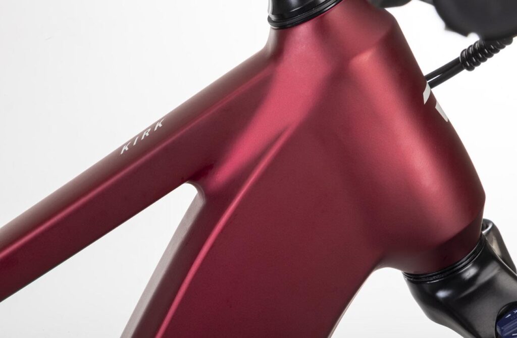 Detalle del cuadro de aluminio de la bicicleta eléctrica Conor KIRK roja