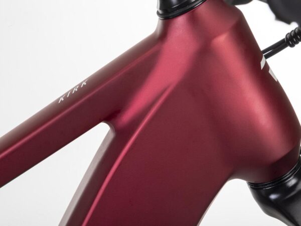 Detalle del cuadro de aluminio de la bicicleta eléctrica Conor KIRK roja