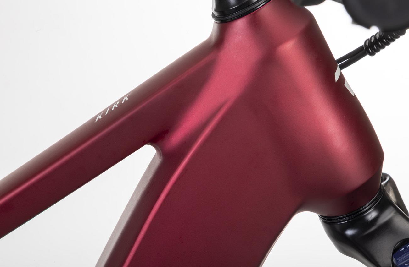 Detalle del cuadro de aluminio de la bicicleta eléctrica Conor KIRK roja