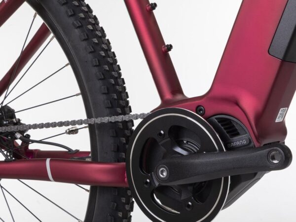 Detalle del motor Bafang de la bicicleta eléctrica Conor KIRK roja