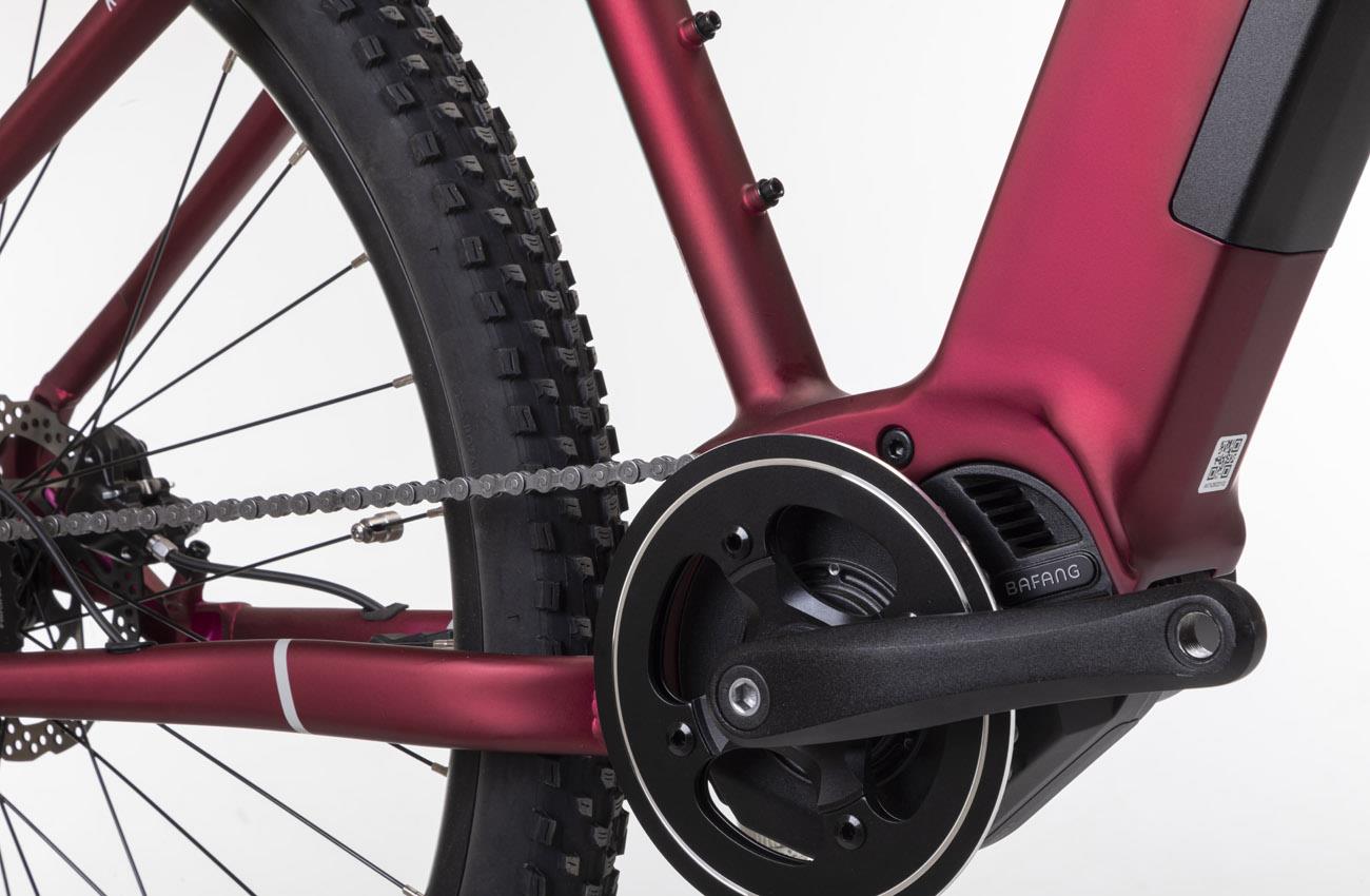 Detalle del motor Bafang de la bicicleta eléctrica Conor KIRK roja