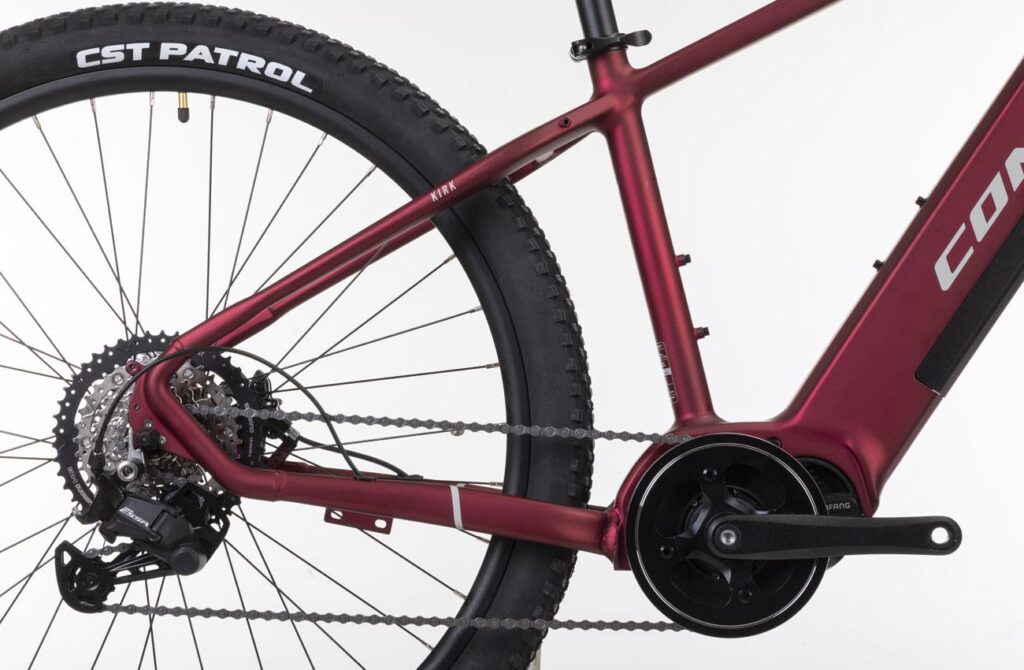 Motor central Bafang y cambio Shimano de la bicicleta eléctrica Conor KIRK roja