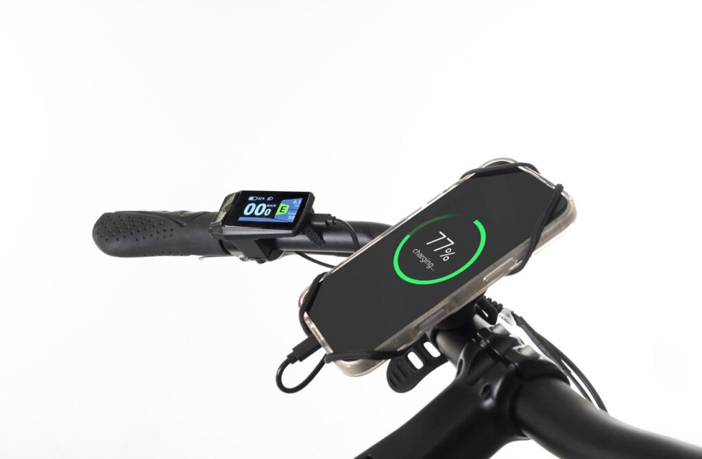 Display en color Bafang C080 con Bluetooth y puerto USB-C cargando un móvil en la Conor ROMA