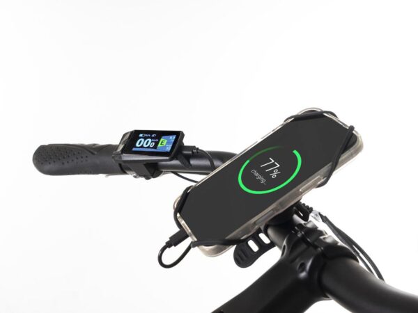Display en color Bafang C080 con Bluetooth y puerto USB-C cargando un móvil en la Conor ROMA