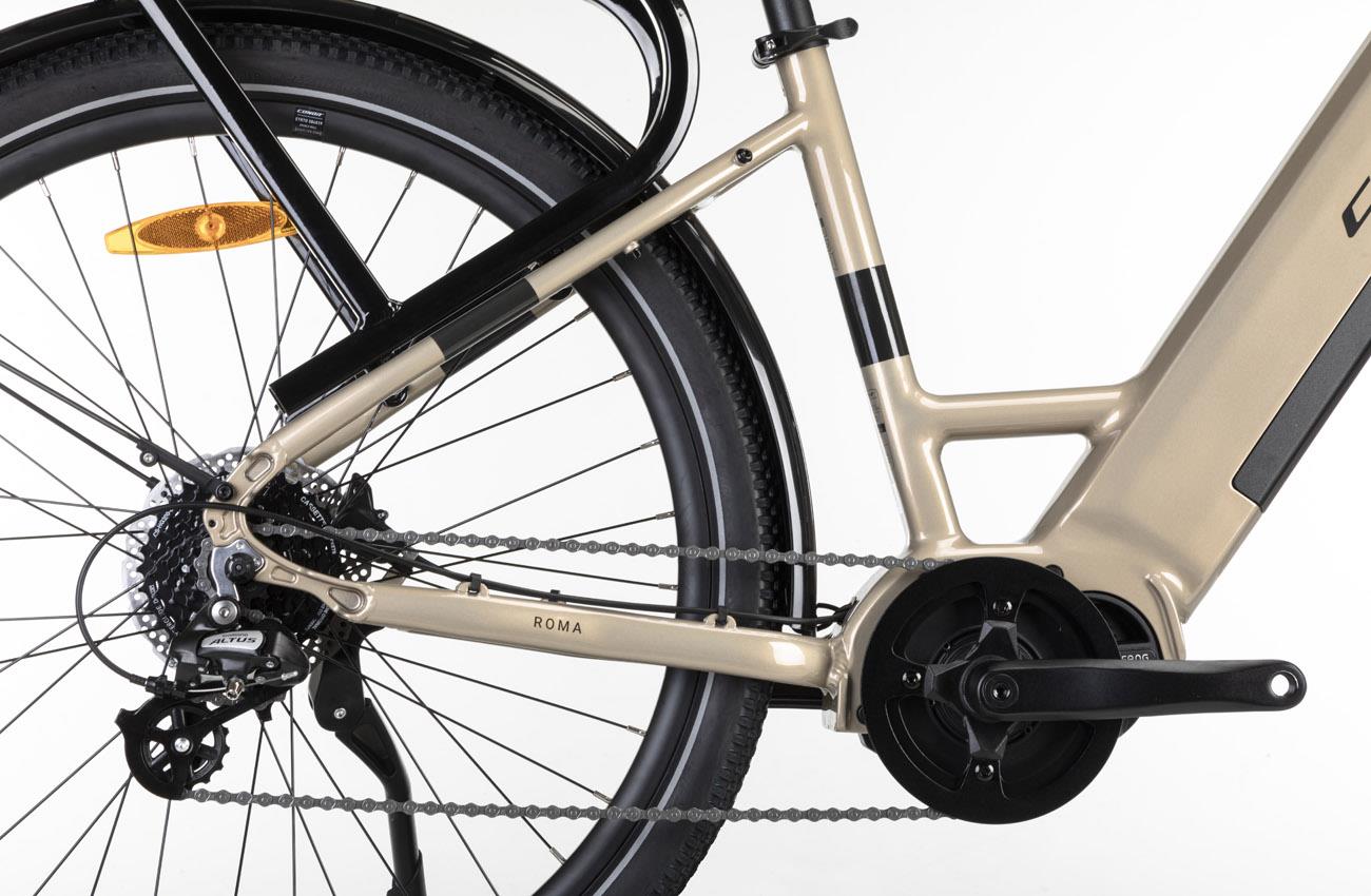 Cuadro bajo en color oro, motor Bafang M210 y transmisión Shimano de 8 velocidades de la Conor ROMA