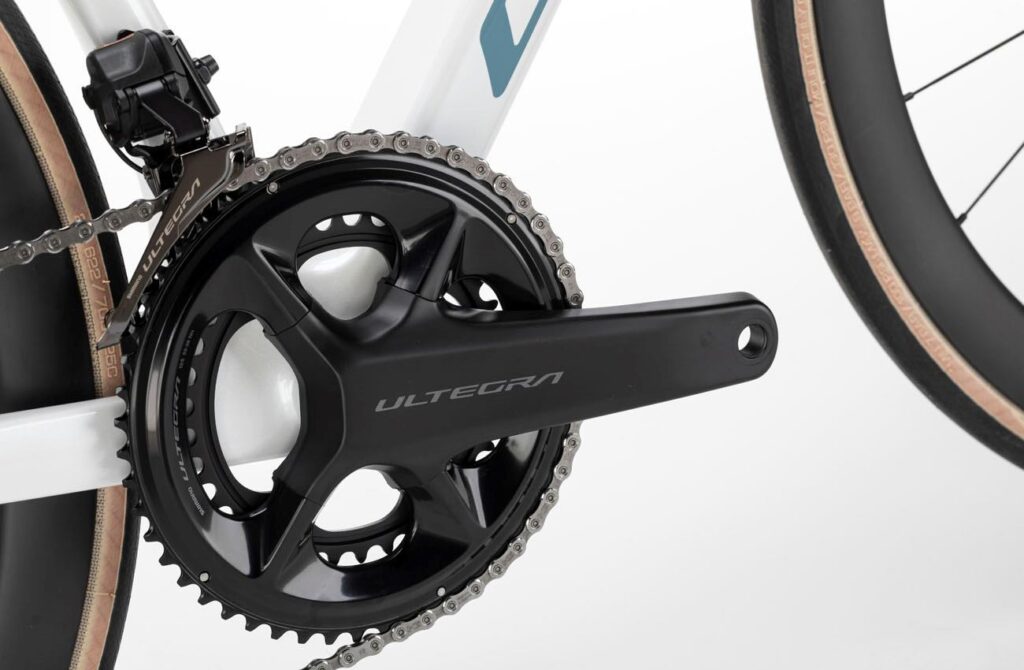 Bielas Shimano Ultegra Di2 de la Conor Volcano blanca