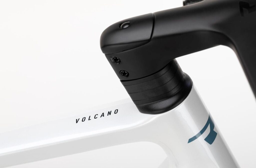 Detalle del tubo superior y potencia integrada de la Conor Volcano Ultegra Di2