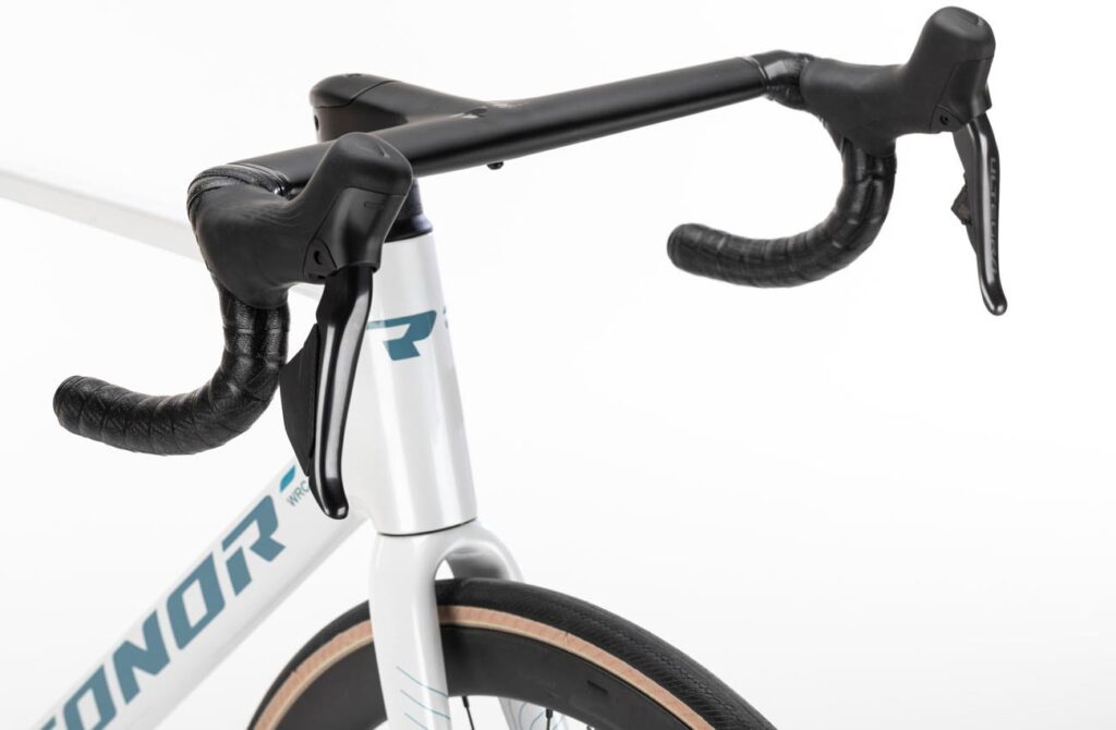 Manillar integrado con cableado oculto de la Conor Volcano Ultegra Di2