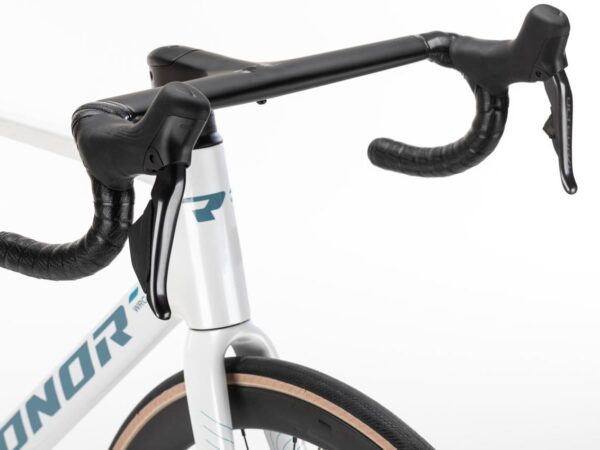 Manillar integrado con cableado oculto de la Conor Volcano Ultegra Di2