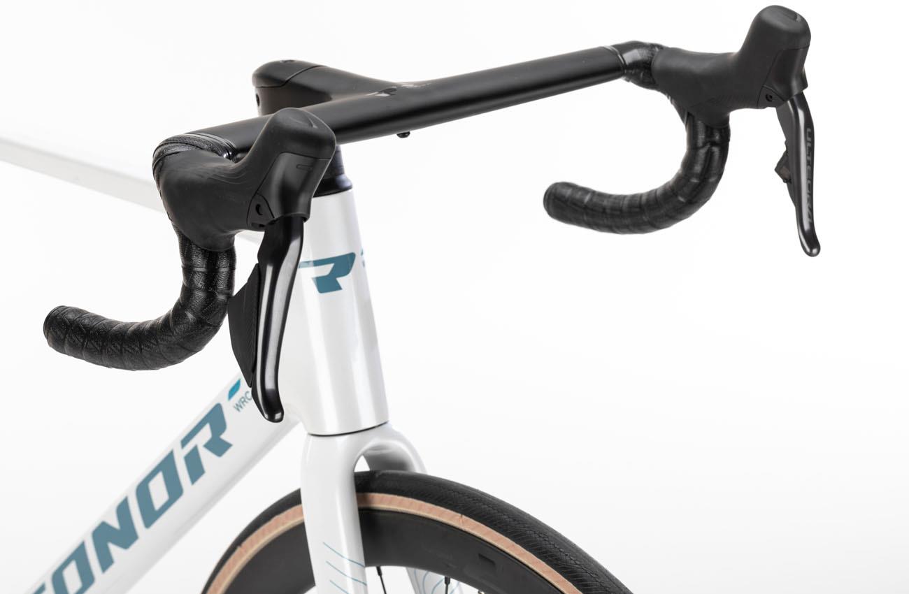 Manillar integrado con cableado oculto de la Conor Volcano Ultegra Di2