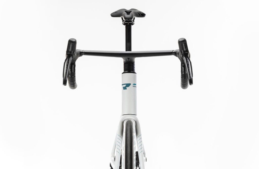 Vista frontal de la bicicleta de carretera Conor Volcano Ultegra Di2 blanca