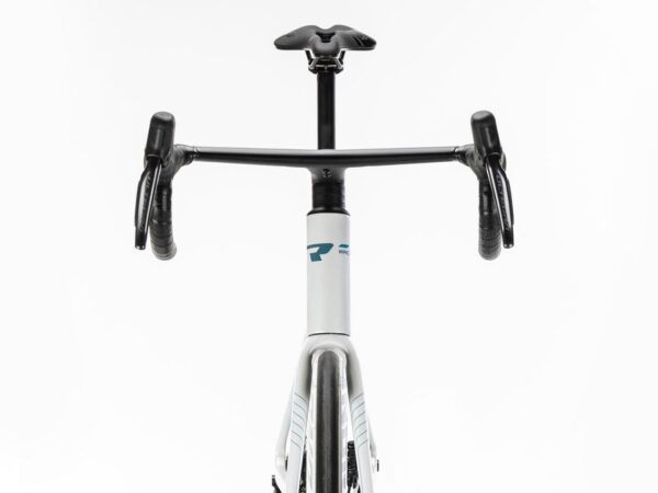 Vista frontal de la bicicleta de carretera Conor Volcano Ultegra Di2 blanca