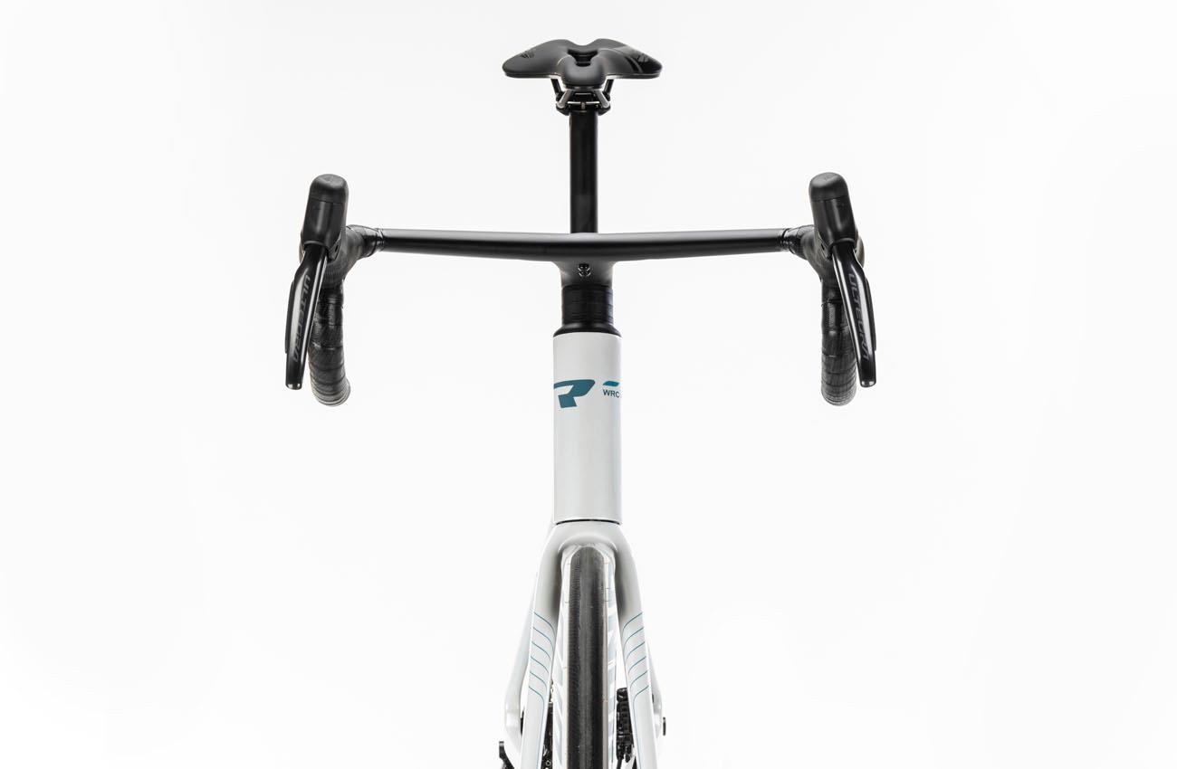 Vista frontal de la bicicleta de carretera Conor Volcano Ultegra Di2 blanca