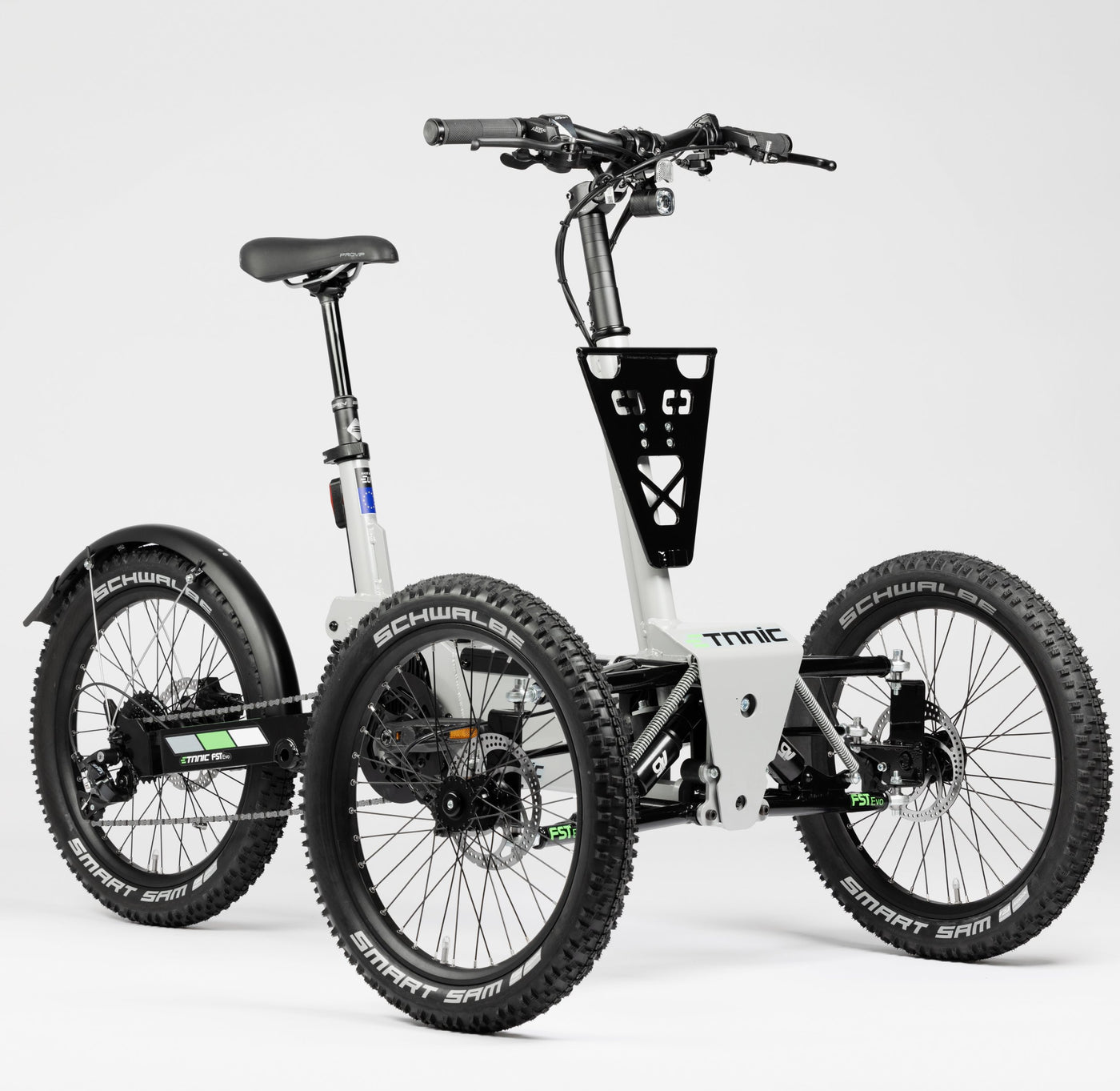 Triciclo eléctrico de montaña Etnnic FST EVO versión Adventure con dos ruedas delanteras y cubiertas Schwalbe Smart Sam