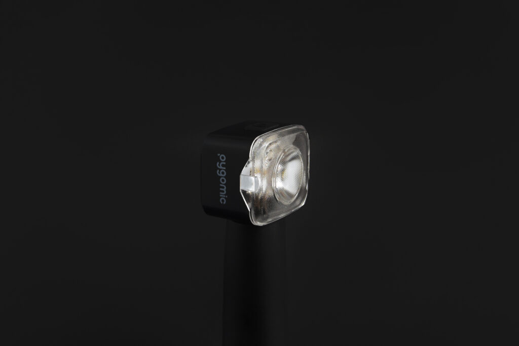 Luz delantera de bicicleta Pygomic F-PRO encendida