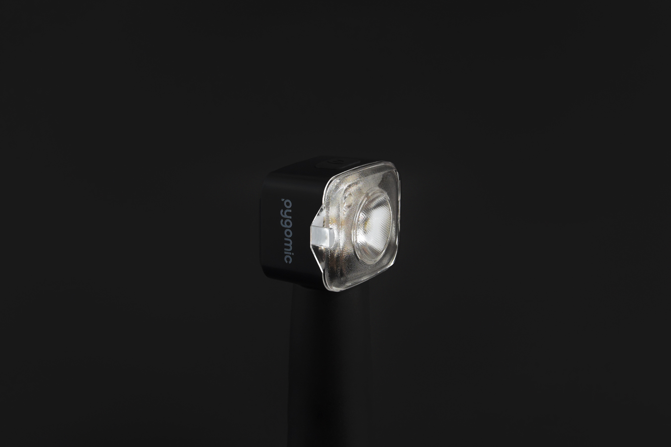 Luz delantera de bicicleta Pygomic F-PRO encendida