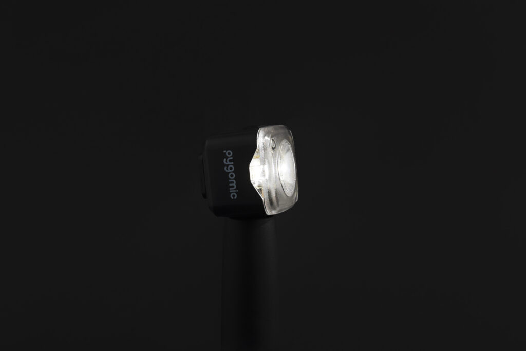 Luz delantera de bicicleta Pygomic F-PRO, detalle de la lente frontal