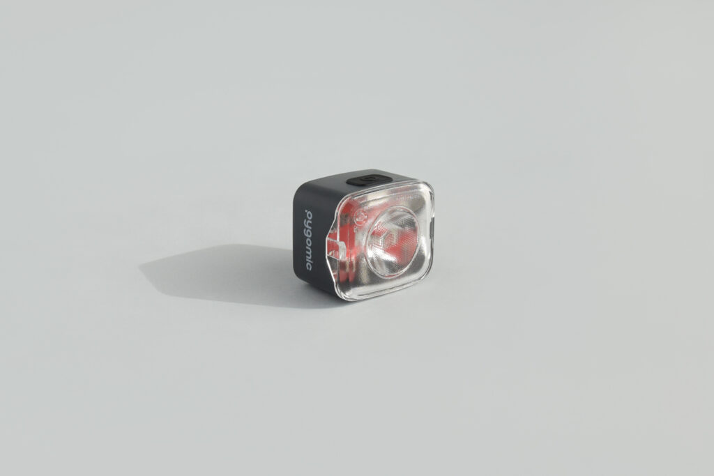 Luz trasera para bicicleta Pygomic R-Lite sobre fondo claro