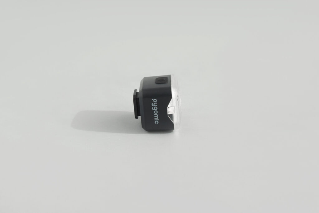 Vista lateral de la luz trasera para bicicleta Pygomic R-Lite con su enganche