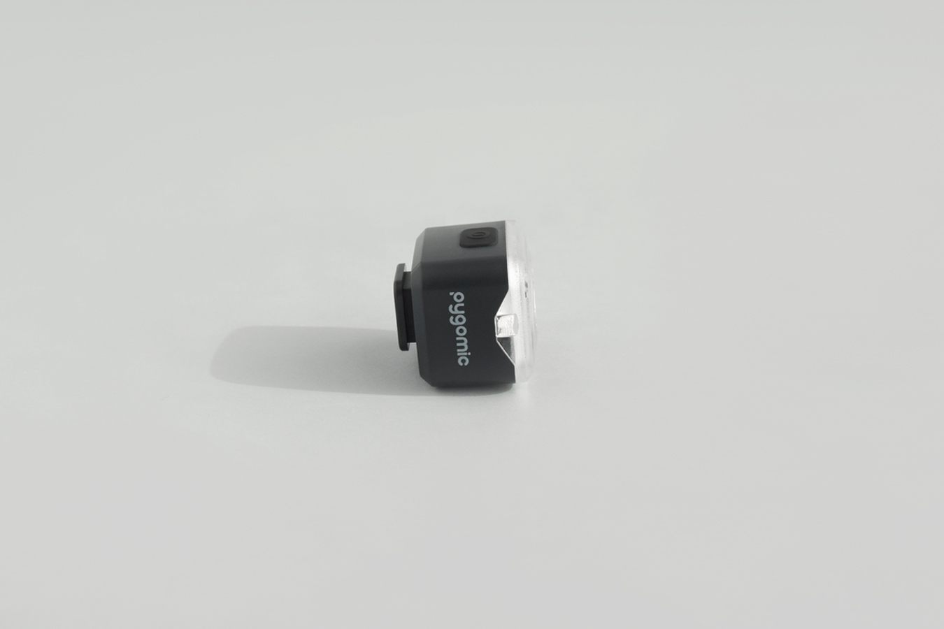 Vista lateral de la luz trasera para bicicleta Pygomic R-Lite con su enganche