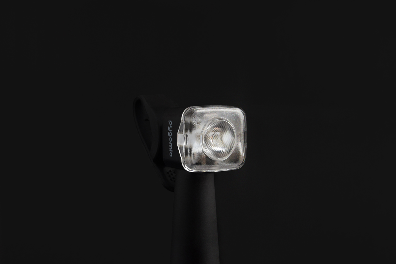 Luz trasera Pygomic R-Lite encendida montada en la tija del sillín