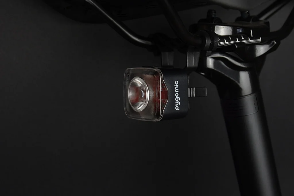 Luz trasera Pygomic R-PRO 200 instalada bajo el sillín