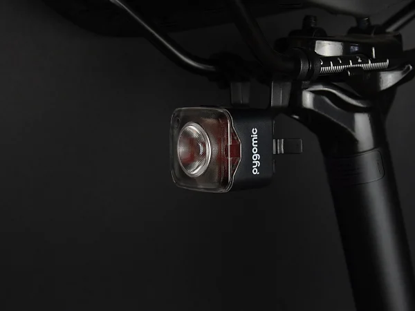 Luz trasera Pygomic R-PRO 200 instalada bajo el sillín