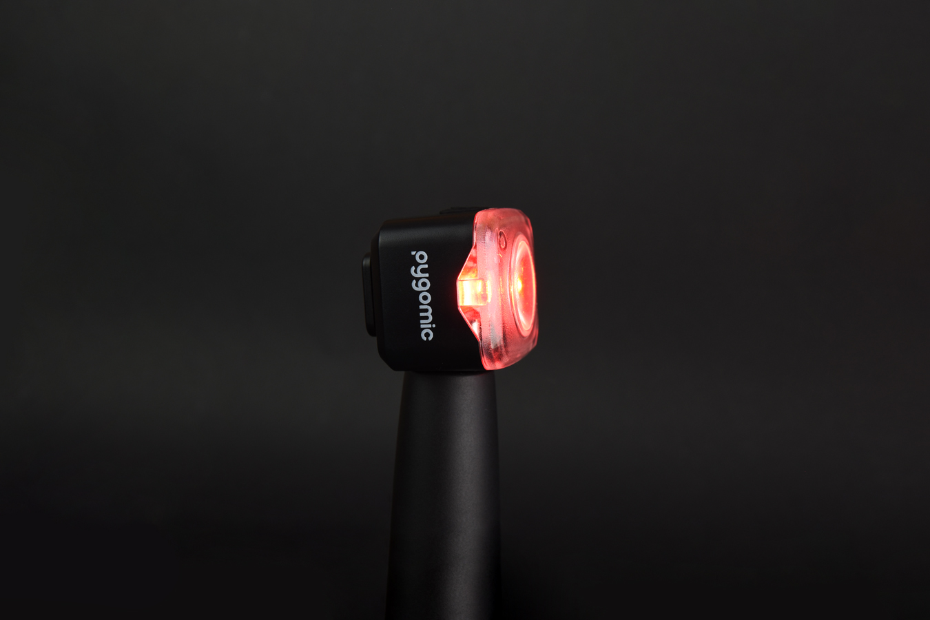 Luz trasera Pygomic R-PRO 200 encendida en modo fijo