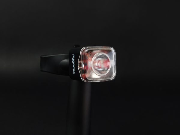 Luz trasera Pygomic R-PRO 200 montada en la tija de la bicicleta
