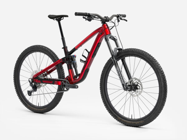 Bicicleta de montaña Trek Fuel EX 5 Gen 7 roja, vista tres cuartos delantera