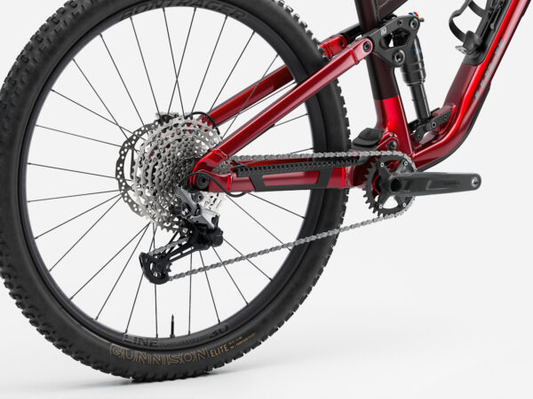 Detalle de la transmisión Shimano Deore de 12 velocidades de la Trek Fuel EX 5 Gen 7 roja
