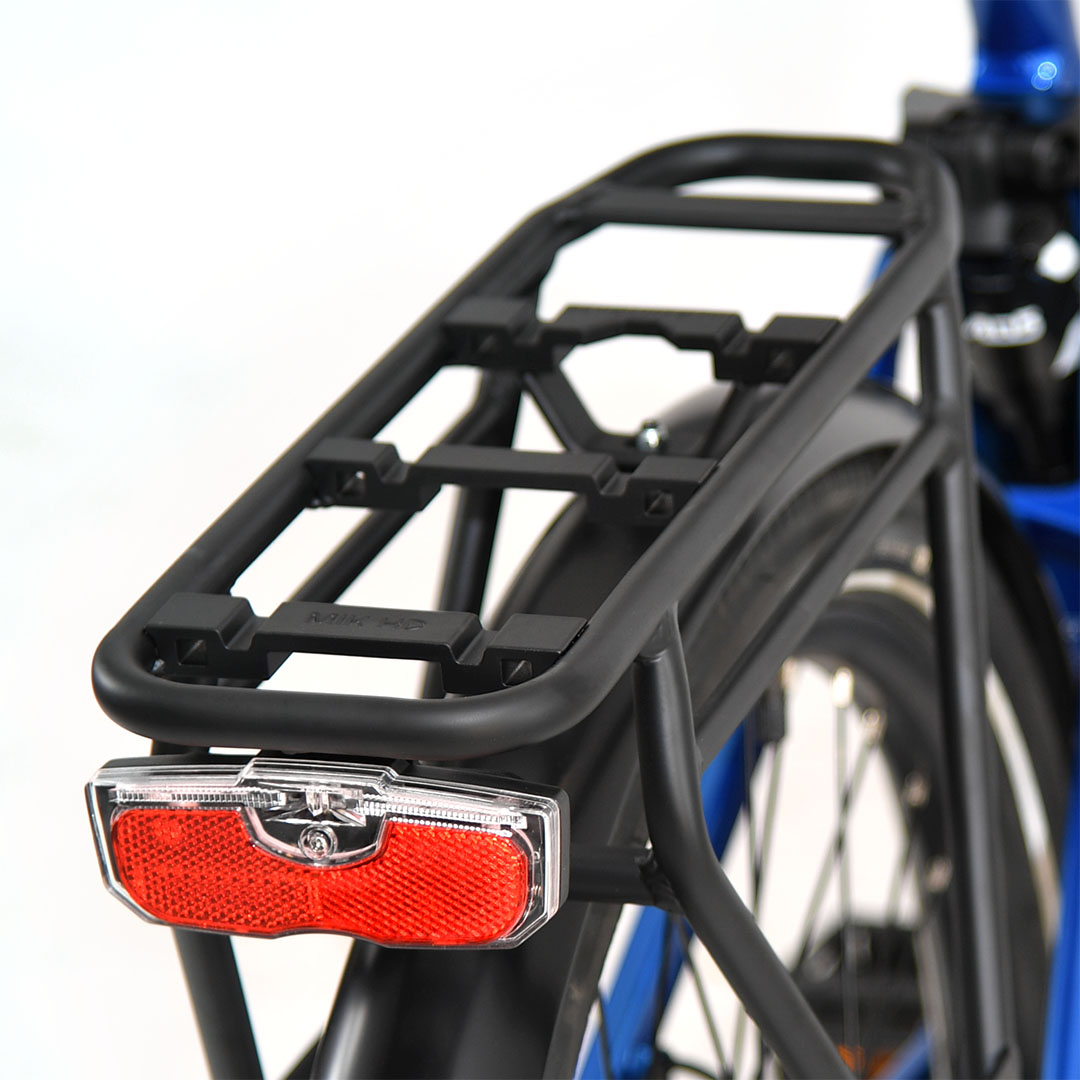 Bicicleta eléctrica Urbanbiker UB200 azul con doble suspensión rodando por ciudad