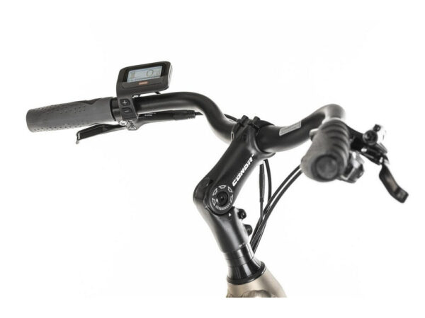 Manillar de la Conor Bali champán con display Bafang, mando de asistencia y manetas de freno hidráulico Shimano