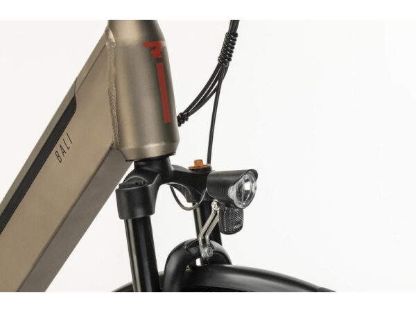 Luz LED delantera y batería integrada en el tubo diagonal de la bicicleta eléctrica Conor Bali en color champán