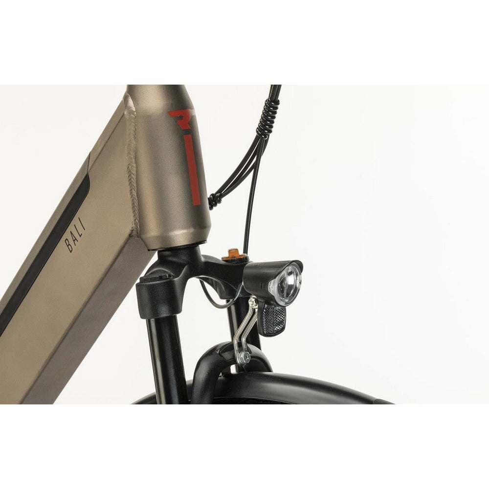 Luz LED delantera y batería integrada en el tubo diagonal de la bicicleta eléctrica Conor Bali en color champán