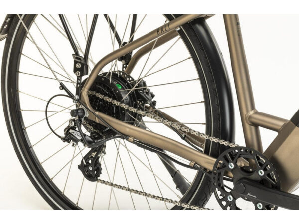 Motor Bafang de buje trasero y cambio Shimano Altus de 8 velocidades de la bicicleta eléctrica Conor Bali champán