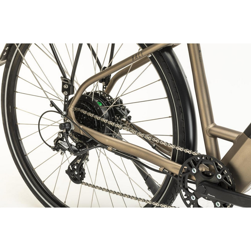 Motor Bafang de buje trasero y cambio Shimano Altus de 8 velocidades de la bicicleta eléctrica Conor Bali champán