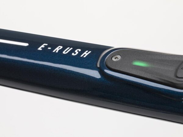 Mando Mahle iWoc ONE integrado en el tubo superior de la Conor E-RUSH con el LED de asistencia en verde