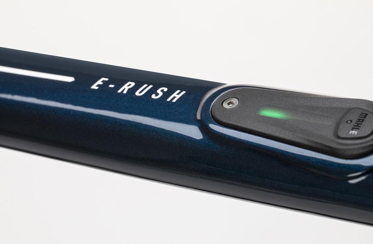 Mando Mahle iWoc ONE integrado en el tubo superior de la Conor E-RUSH con el LED de asistencia en verde