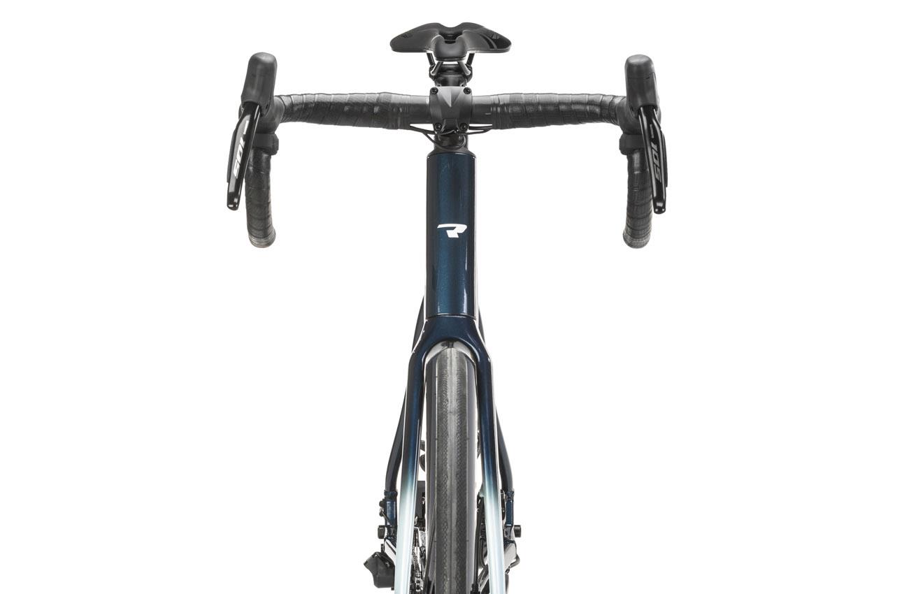 Vista frontal de la Conor E-RUSH con la horquilla de carbono y el manillar road