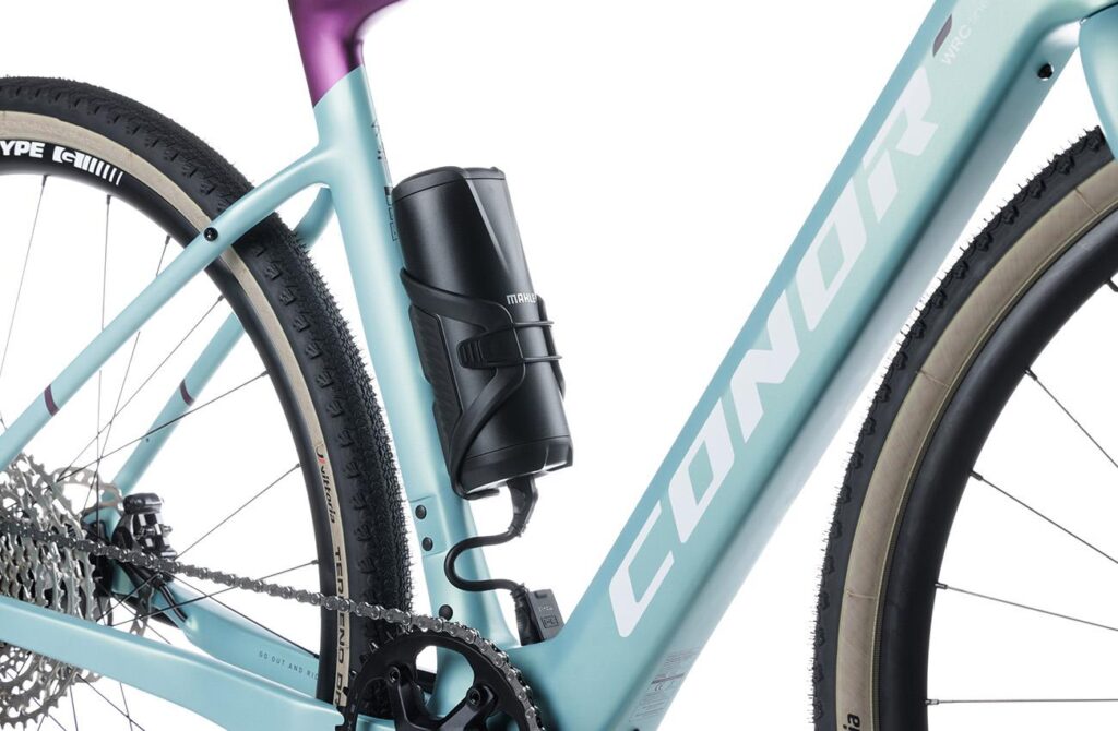 Range extender de batería Mahle montado en el portabidón de la bicicleta eléctrica de gravel Conor WRC E-SELVA