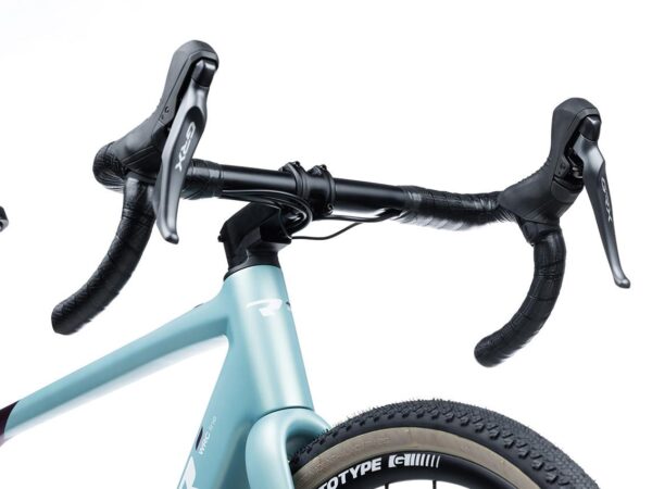 Manetas de freno y cambio Shimano GRX 610 sobre el manillar de carbono de la Conor WRC E-SELVA