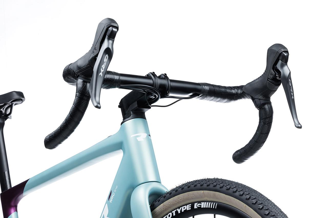 Manetas de freno y cambio Shimano GRX 610 sobre el manillar de carbono de la Conor WRC E-SELVA