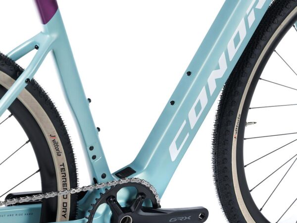 Detalle de la transmisión Shimano GRX y las cubiertas Vittoria Terreno Dry 700x47 de la Conor WRC E-SELVA GRX 610