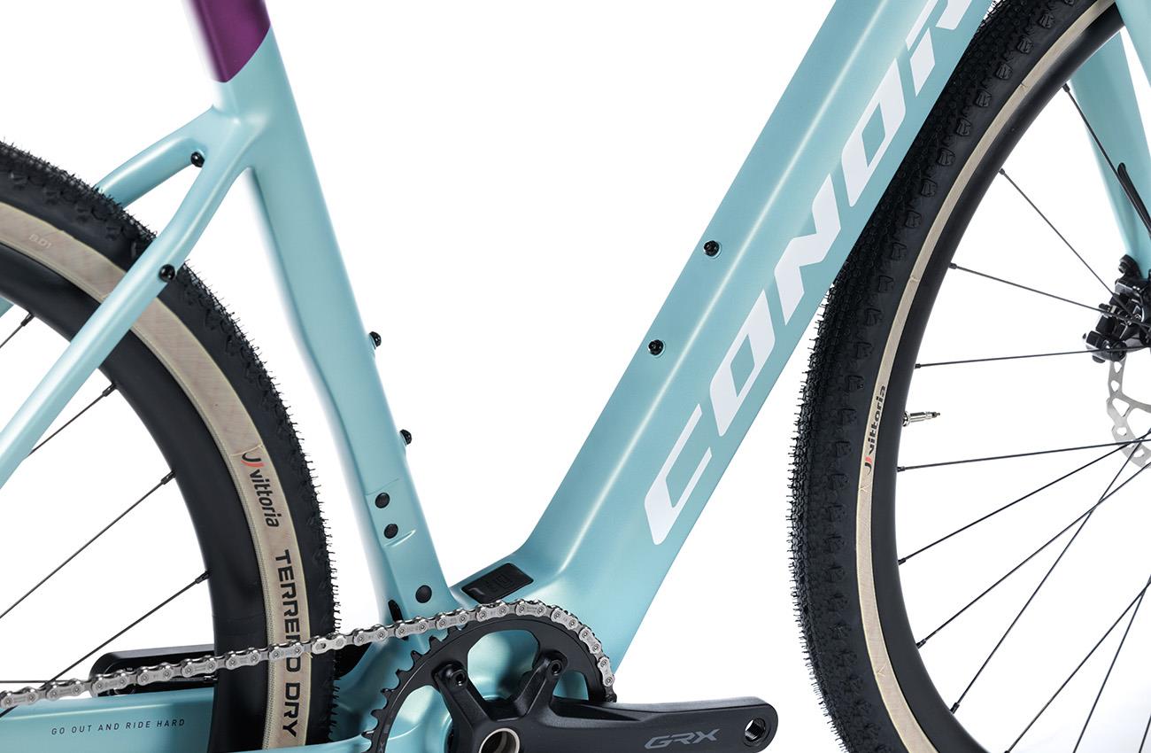 Detalle de la transmisión Shimano GRX y las cubiertas Vittoria Terreno Dry 700x47 de la Conor WRC E-SELVA GRX 610