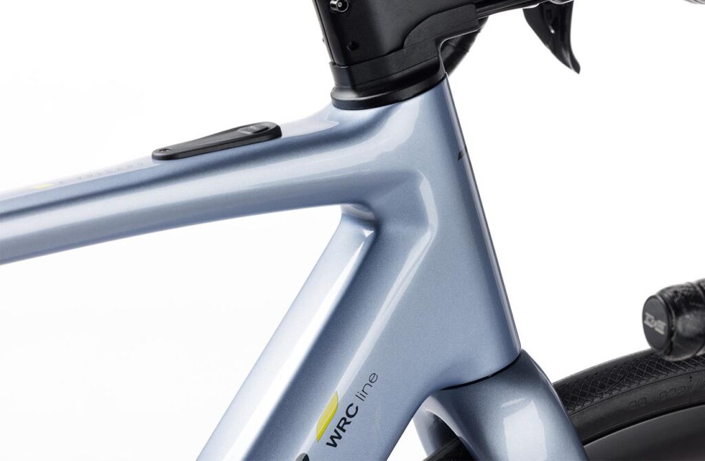 Detalle del cuadro de carbono UD Toray T700 con cableado interno ICR de la Conor WRC E-Volcano