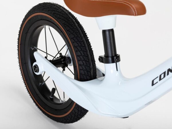 Cuadro bajo de magnesio de la Conor KID 12 a la altura de la rueda trasera